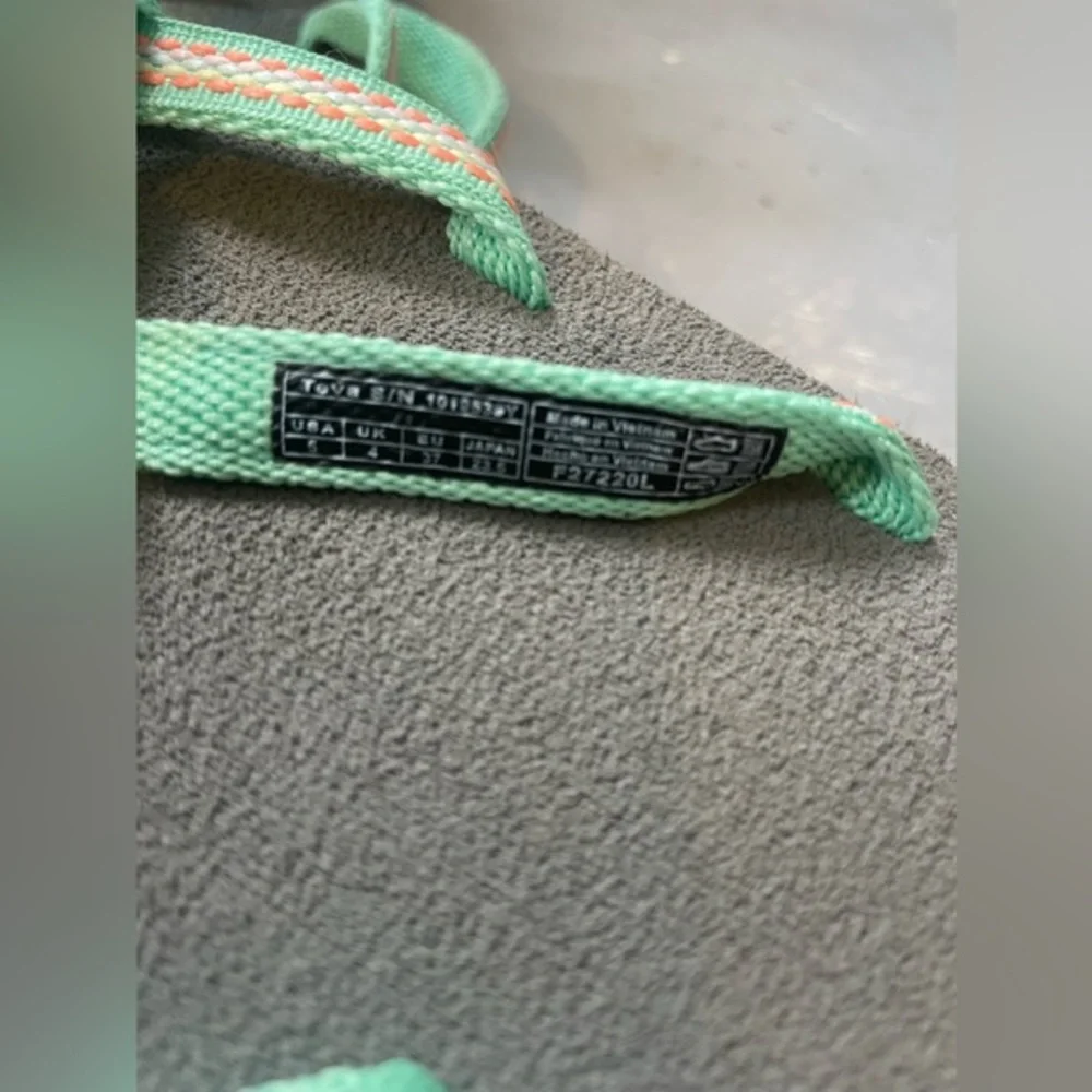 Teva Kids' Olowahu Sandal Size 5 Mint Green w/‎ Coral Excellent Condition